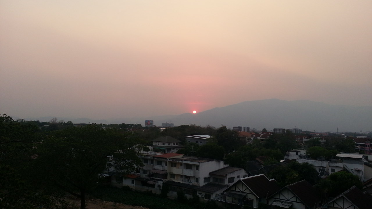 Beautiful sunset in Chiang Mai that you can watch with your own eyes suggest high level of pollution