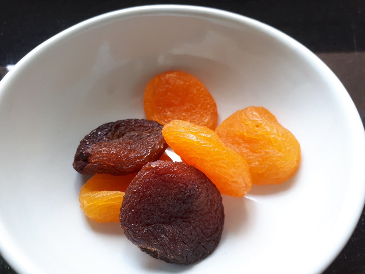Naturally dried apricots versus apricots treated with sulphites to keep color orange