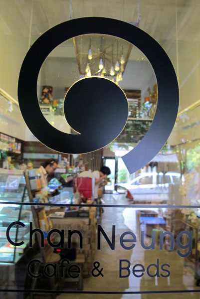 Chan Neung Cafe & Beds