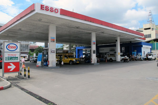 Esso Gas Station (Ratchawong Rd)