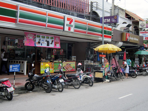 7 Eleven (Suthep Rd opposite Maharaj Nakorn Hospital)