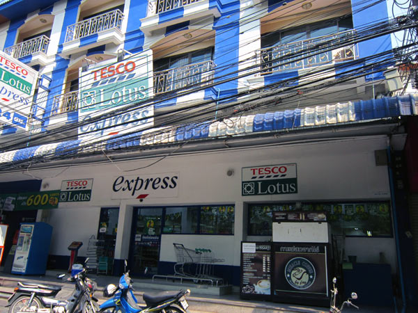 Tesco Lotus Express (Moo 1 Tambon Changpuak)