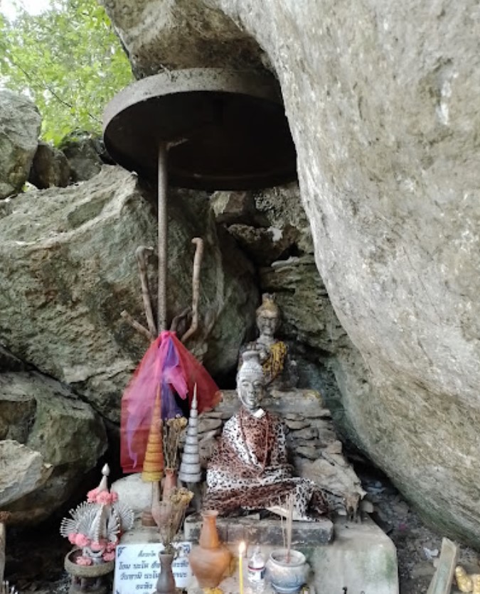 Phra Ruesi Cave