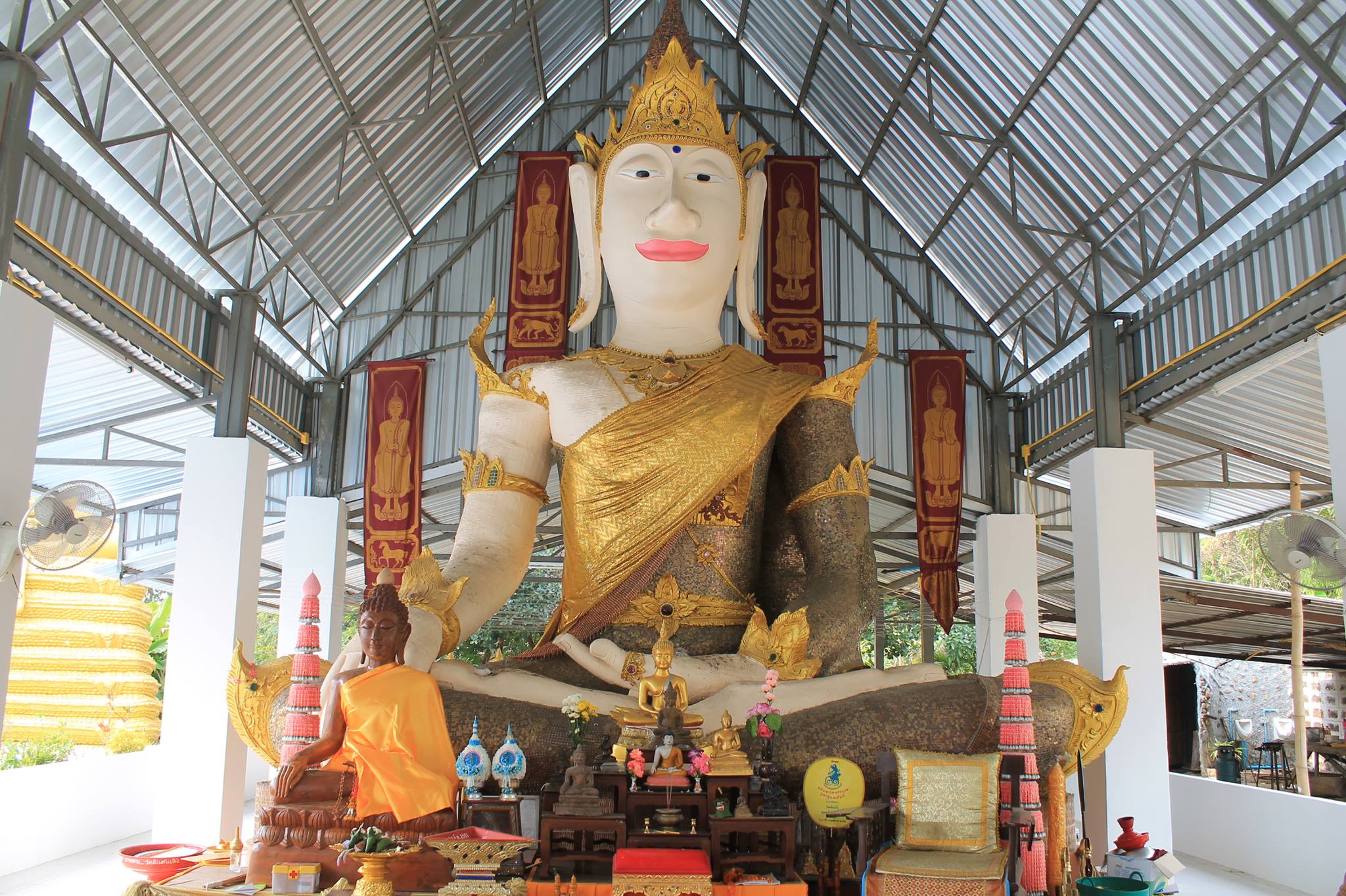 Wat Ton Phueng (on the Mae Salaap River)