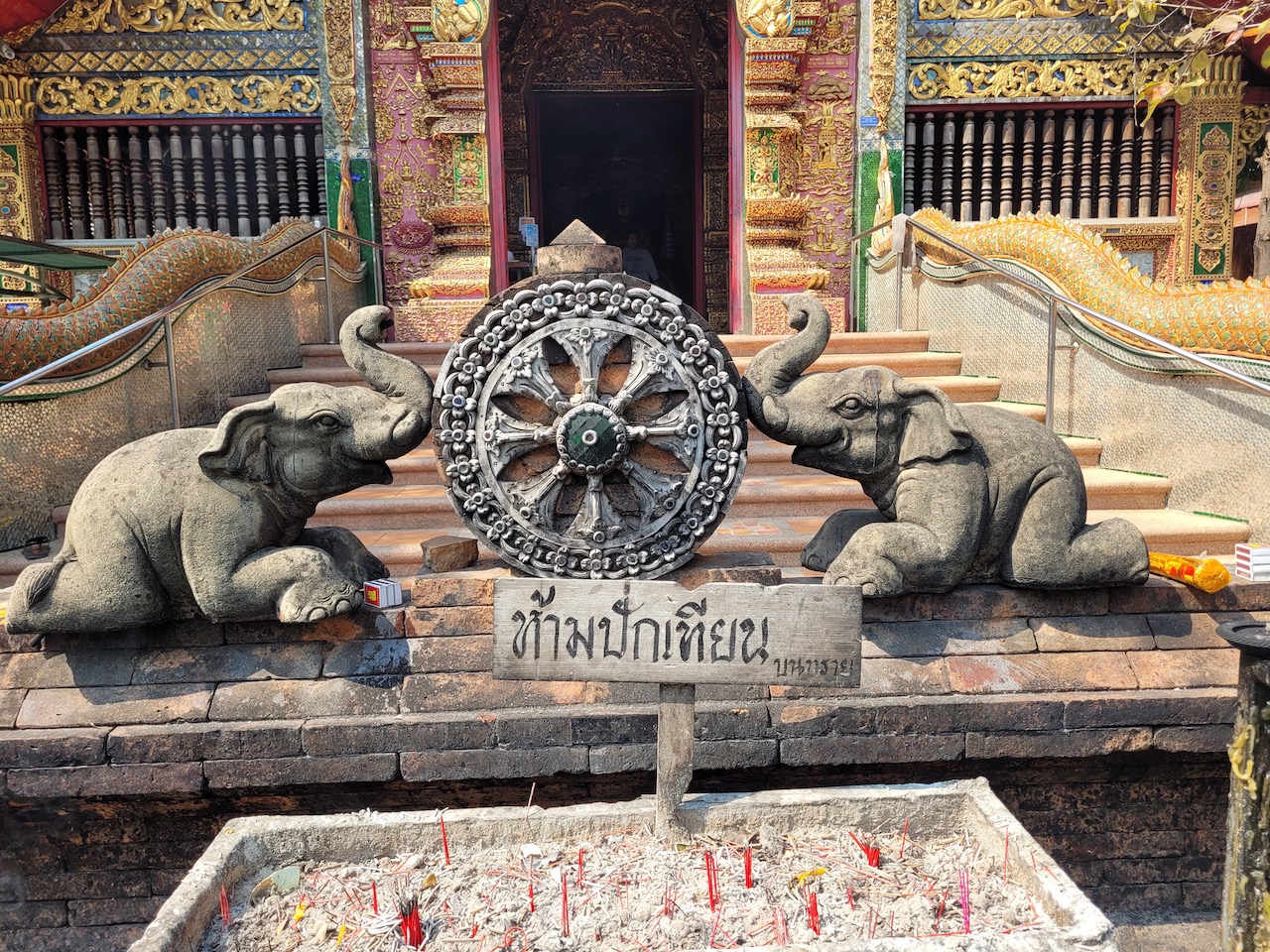 Roue de la vie entre les éléphants dans le temple Wat Chai Mongkhon à Chiang Mai